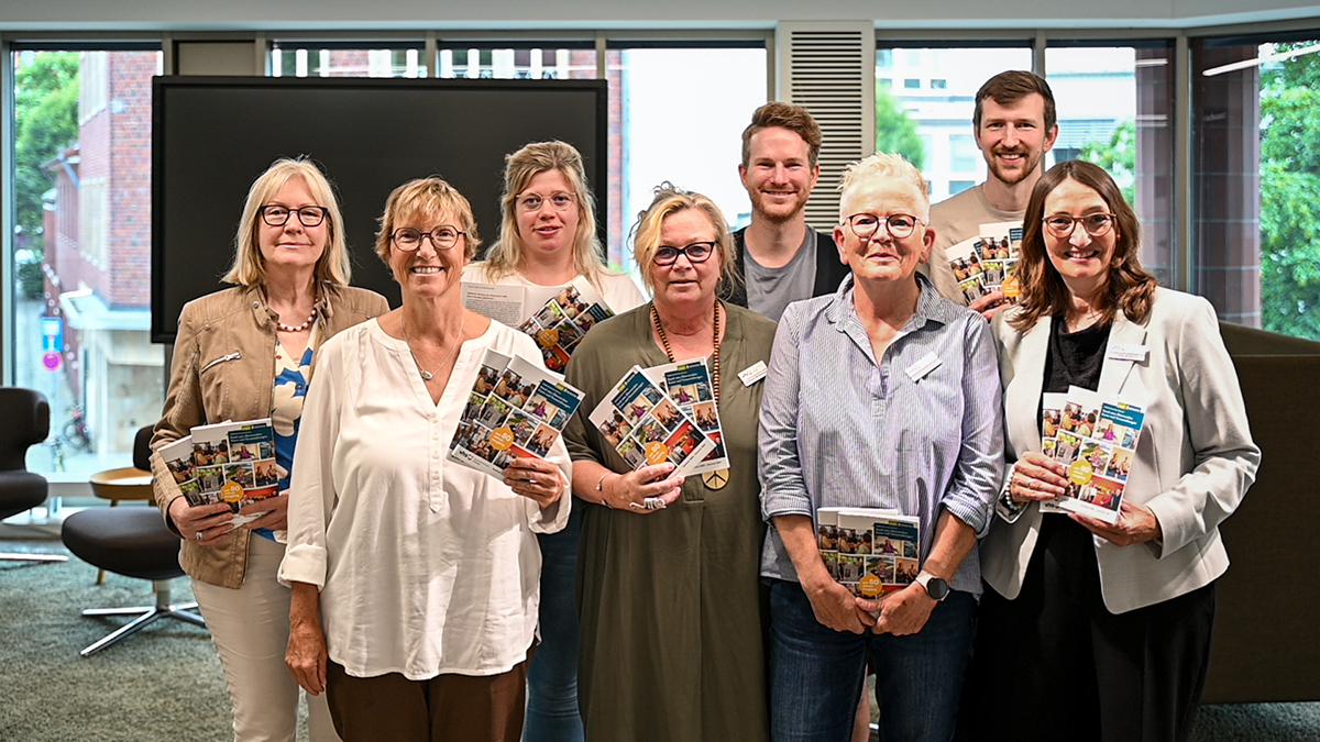 Gruppe mit Mitarbeitenden der vhs Münster im Foyer