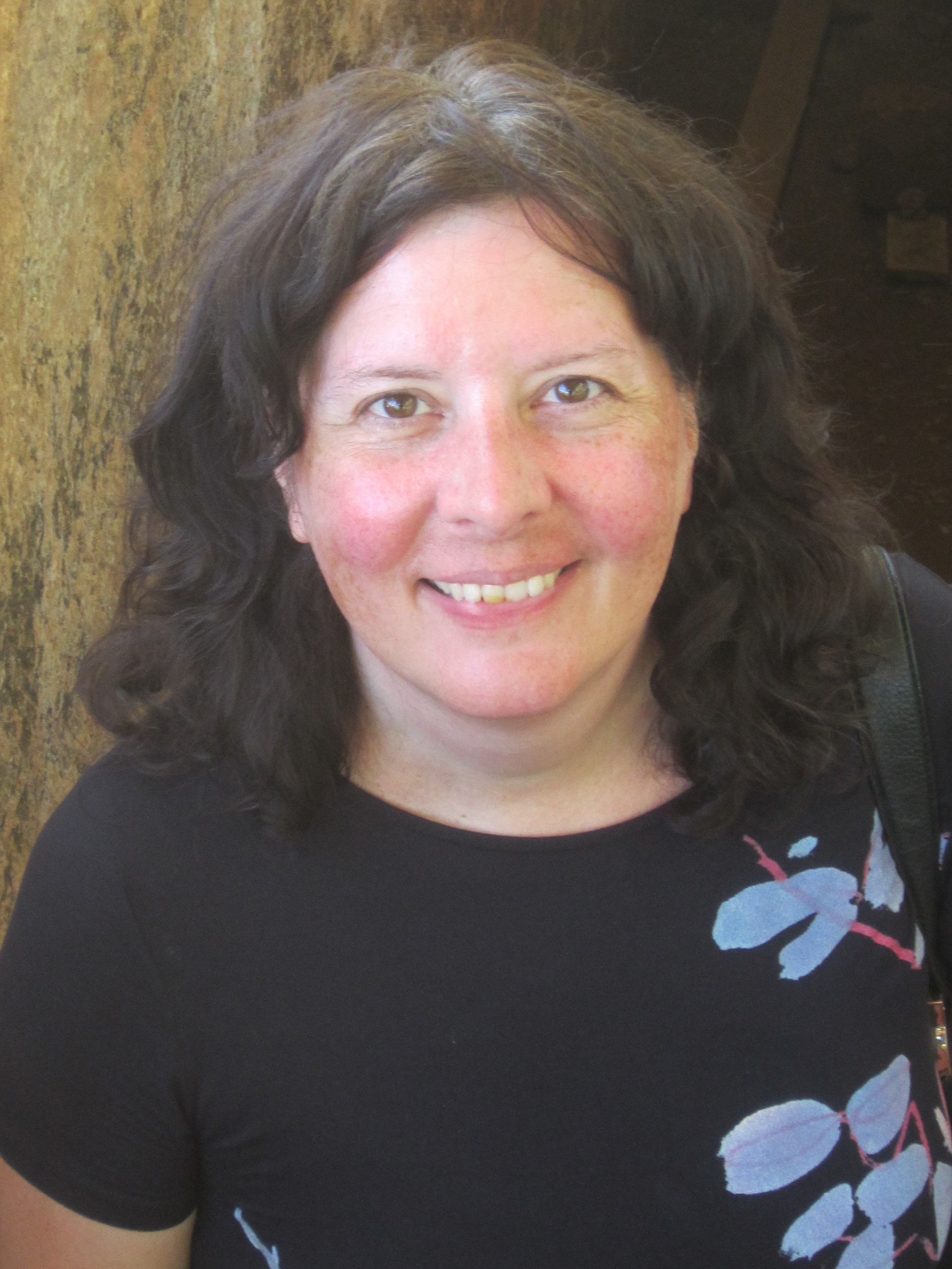 Frau mit langen dunklen Haaren