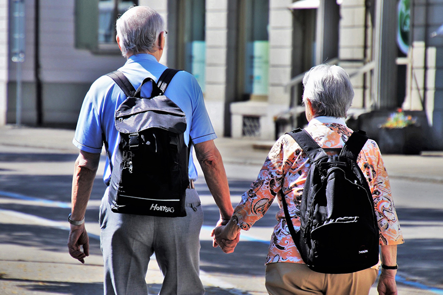 Seniorenpaar wandert mit Rucksack