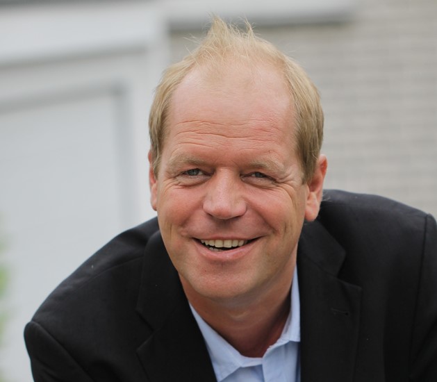 Blonder Mann in Kopfansicht