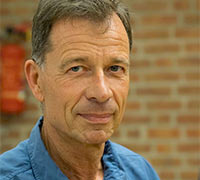 Lutz van Dijk Das Foto zeigt den Autor des Buches in einem blauen Hemd.