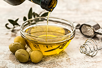 Grüngoldenes Olivenöl im Schälchen