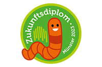 Logo zum Zukunftsdiplom 2023 Das Bild zeigt eine computeranmierte Zeichnung eines rot-braunen Wurms vor einem grünen Hintergrund. Dieser Wurm stellt das Maskottchen des Zukunftsdiploms 2023 dar.