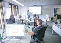 Schulung Kursteilnehmende an Bildschirmarbeitsplätzen