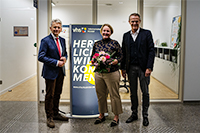 Esther Joy Dohmen wird als neue Direktorin in der vhs von Herrn Paal und Herrn Ehling begrüßt.