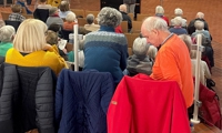 Singkreis Sitzende Personen von hinten