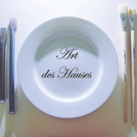 Teller mit Pinseln und Bildhauerwerkzeugen