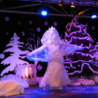 Tanz des Schneemädchens vor weihnachtlicher Kulisse