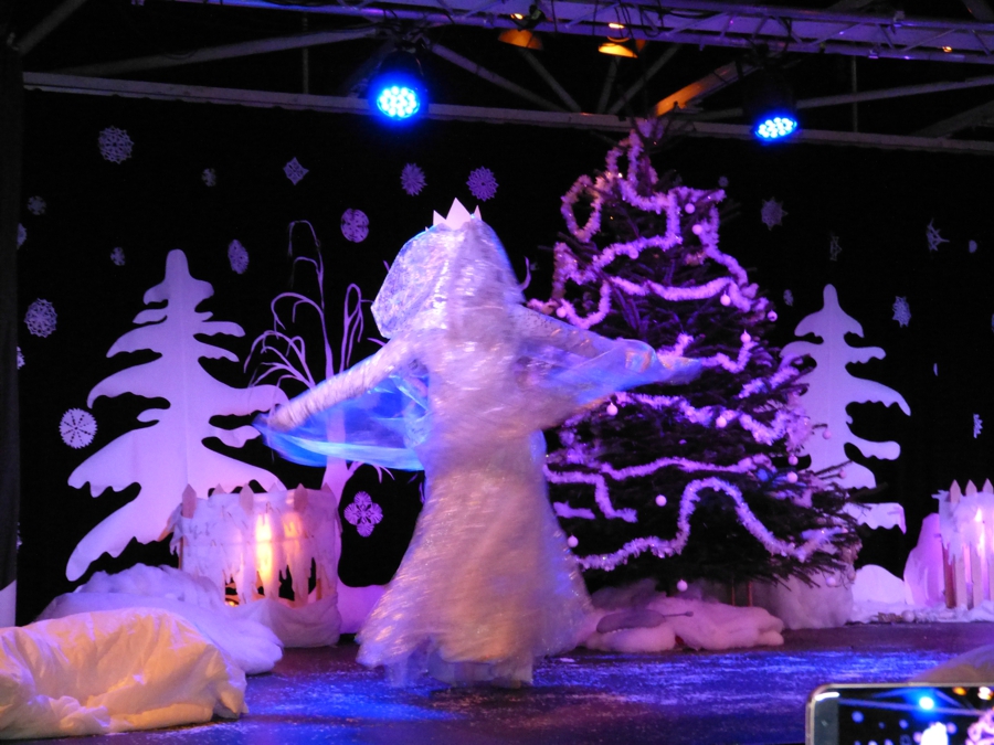 Tanz des Schneemädchens vor weihnachtlicher Kulisse
