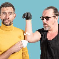 Ein Mann wirft Würfelzucker in eine Kaffeetasse in der Hand von Micky Beisenherz