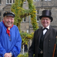 (v.l.) Gerd Tewes und Gerhard Schneider in historischer Kleidung