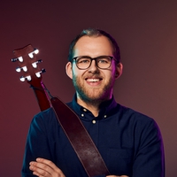 Foto von Sven Bensmann mit Gitarre
