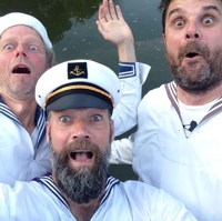 Portraitaufnahme der Künstler im Seemannskostüm