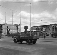 Lastwagen vor dem zerstörten Bahnhof