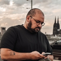 Portraitfoto von Bora auf einer Kölner Rheinbrücke