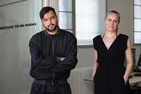 Foto zeigt das Künstlerduo in schwarzer Kleidung