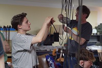 zwei Personen mit analogen Filmstreifen in den Händen.