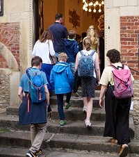 Menschen betreten das Krameramtshaus.