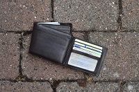Foto einer aufgeklappten Geldbörse auf dem Trottvoir