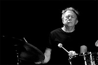 Fotografie zeigt Willi Kellers am Schlagzeug.