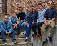 Das Foto zeigt die sieben Musiker*innen von Bloo Helix.