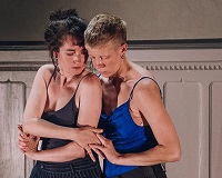 Das Foto zeigt die beiden Darsteller*innen.