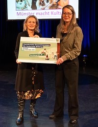 Frauke Schnell und Heike Schwalm nehmen den Sonderpreis entgegen.