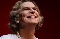 Meinhard Zanger mit Kleid und Ohrringen in der Rolle der Anne-Marie (Foto: Hojas)