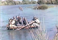 Filmszene Silence Along the River (Still), Irak, 2021, Sherko Abbas, 7:02 Min mit Menschen in einem Boot