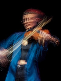 Abbildung der Musikerin Anais Drago an der Geige.