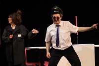 Ein Schauspieler in derangierter Kapitänsgarderobe, eine Schauspielerin zeigt auf ihn. Das Borchert Theater spielt die Komödie "Anfang und Ende des Anthropozäns". (Foto: Tanja Weidner)
