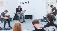 Guitar-Trio in Aktion mit Zuschauern im Vordergrund (Foto: R. Schönfeld)