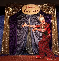 Clown fidelidad steht vor einem Manegen-Vorhang