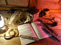 Rätselmaterialien liegen auf einem Tisch.