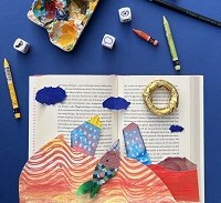 Malutensilien liegen auf einem Tisch.