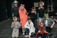 Menschen in Kostümen posieren für ein Gruppenfoto.