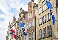 Flaggen des Künstlers Matt Mullican wehen an den Fassaden des Prinzipalmarktes.  (Foto: LWL / Hanna Neander)