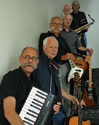 Die Band "Cadillac" mit sechs männlichen Mitgliedern auf einer Treppe (Foto: Cadillac / Kulturbahnhof Hiltrup)