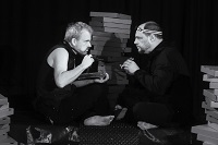 Toto Hölters und Stefan Nászay in einer Szene von „Der Bau“. 