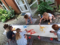 Abbildung von Kindern beim Malen