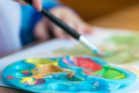 Jetzt für Kultur und Schule bewerben! Abbildung von Malutensilien