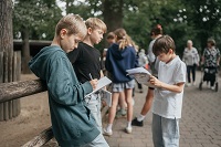 Kinder zeichnen im Zoo.