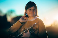 Musikerin Laura Jurd mit ihrem Instrument, dem Kornett.