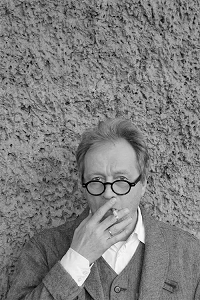 Ludger Schnieder steht rauchend vor einer Mauer. (Foto: Theater im Pumpenhaus)