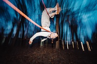 Mädchen auf einem Klettergerüst.