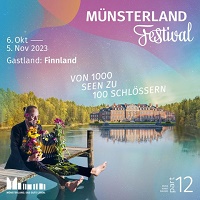 Ein Akkordeonist sitzt auf einem Steg an einem See. Er ist mit Blumen geschmückt, im Hintergund ist ein Schloss.