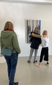 Kinder schauen sich ein Kunstwerk an