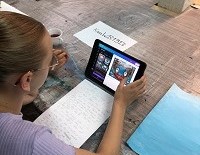 Mädchen arbeitet am Tablet.