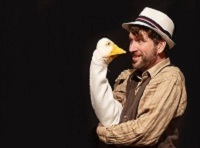 Zitadelle Puppet Company: „Hans im Glück“ Abbildung zeigt Schauspieler mit einer Handpuppe