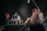 Kinder und Jugendliche drehen einen Film.